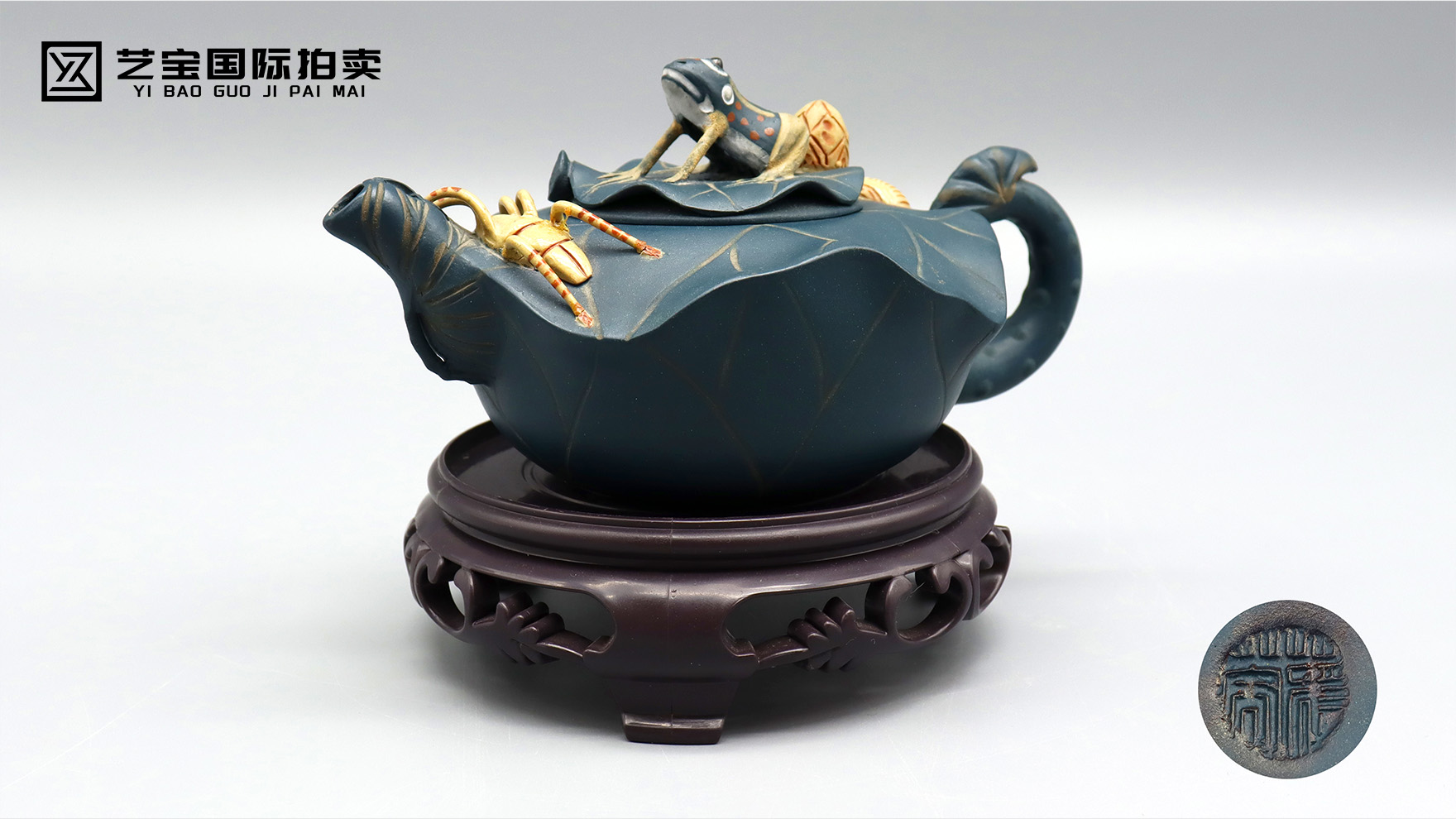 蒋蓉《青蛙荷叶莲子紫砂壶》——方寸紫砂里的自然灵韵