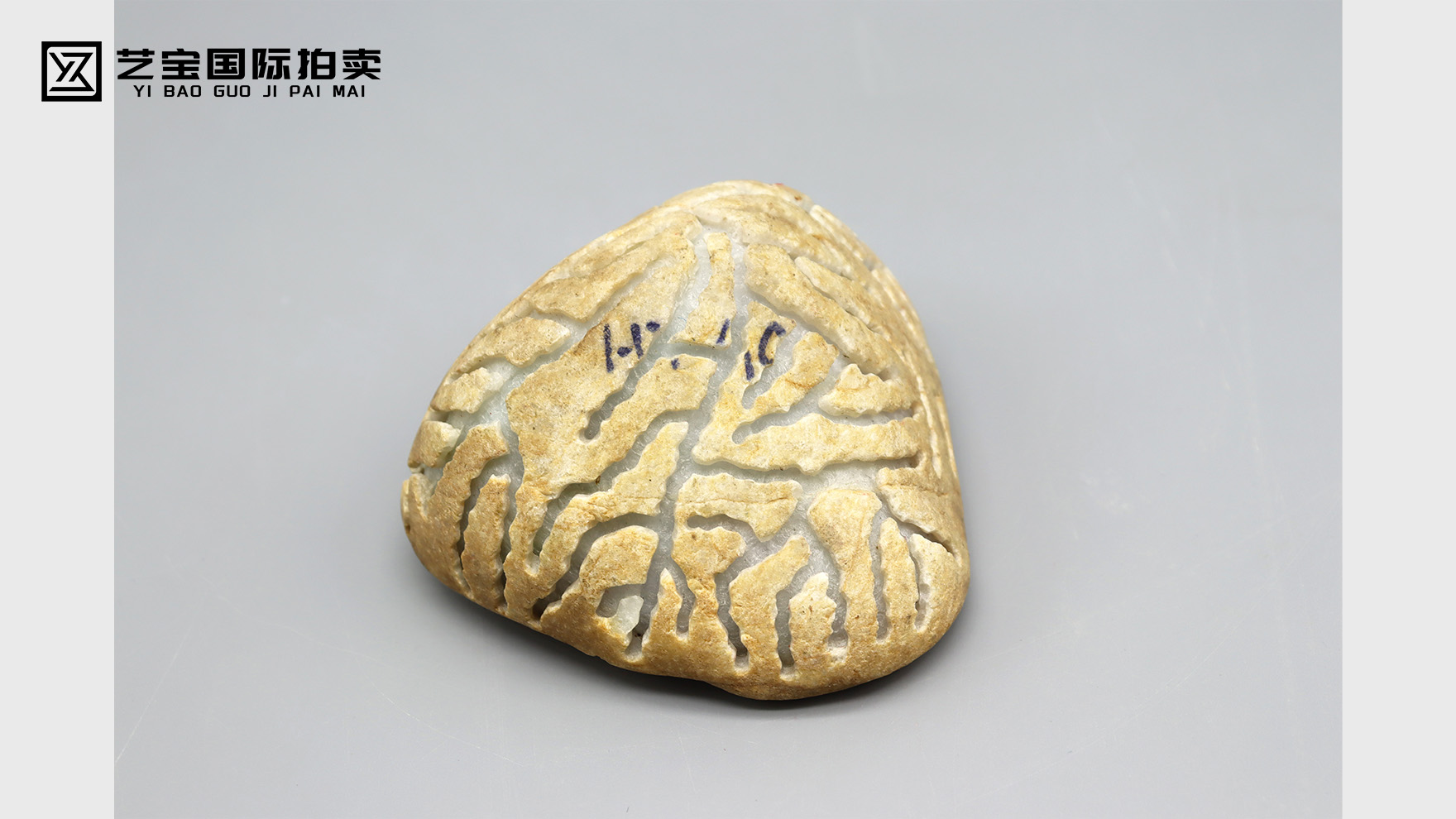 一块原石的赌石传奇：解码翡翠原石的财富与美学密码