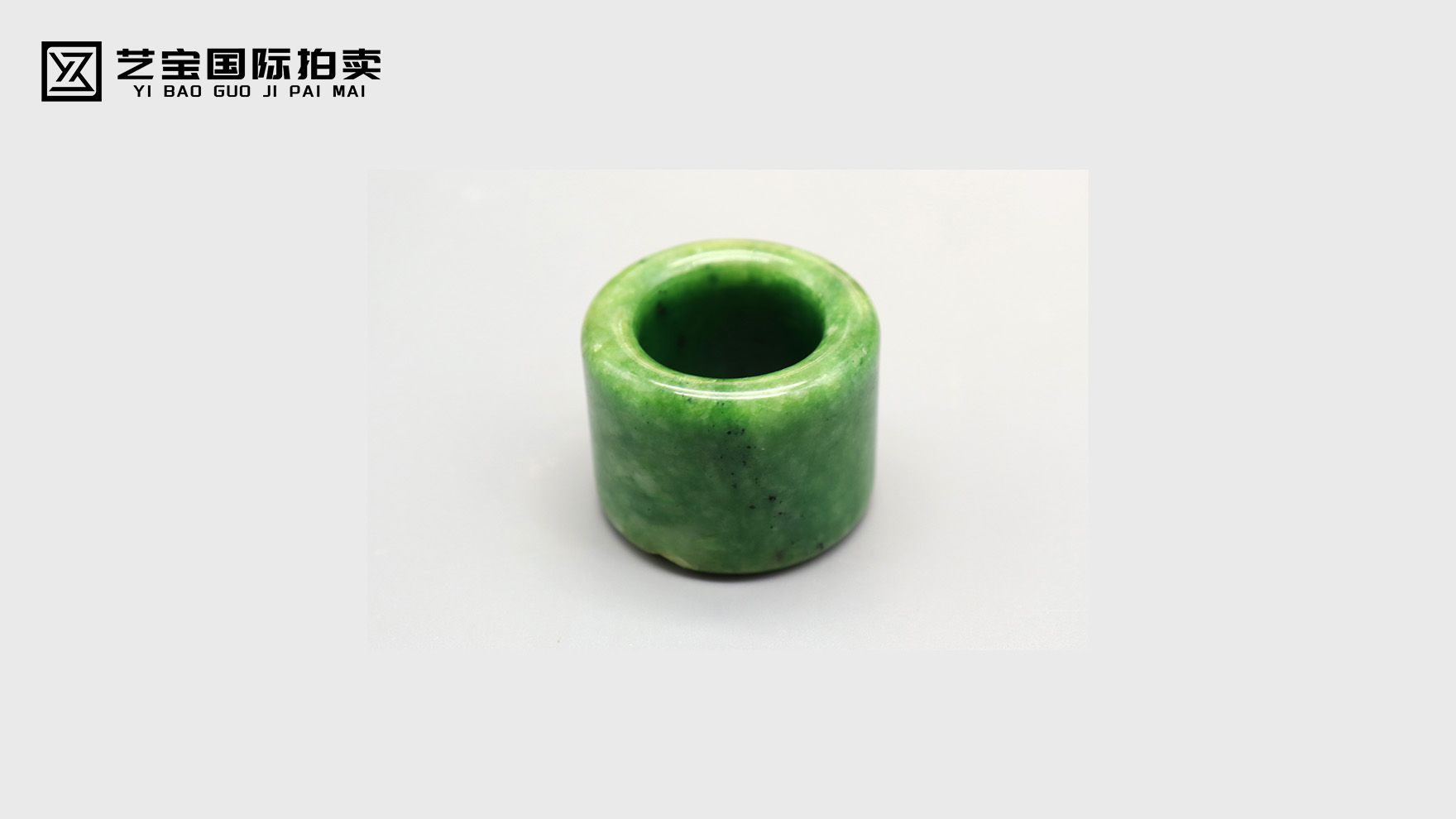 翡翠扳指：凝萃时光的东方雅韵