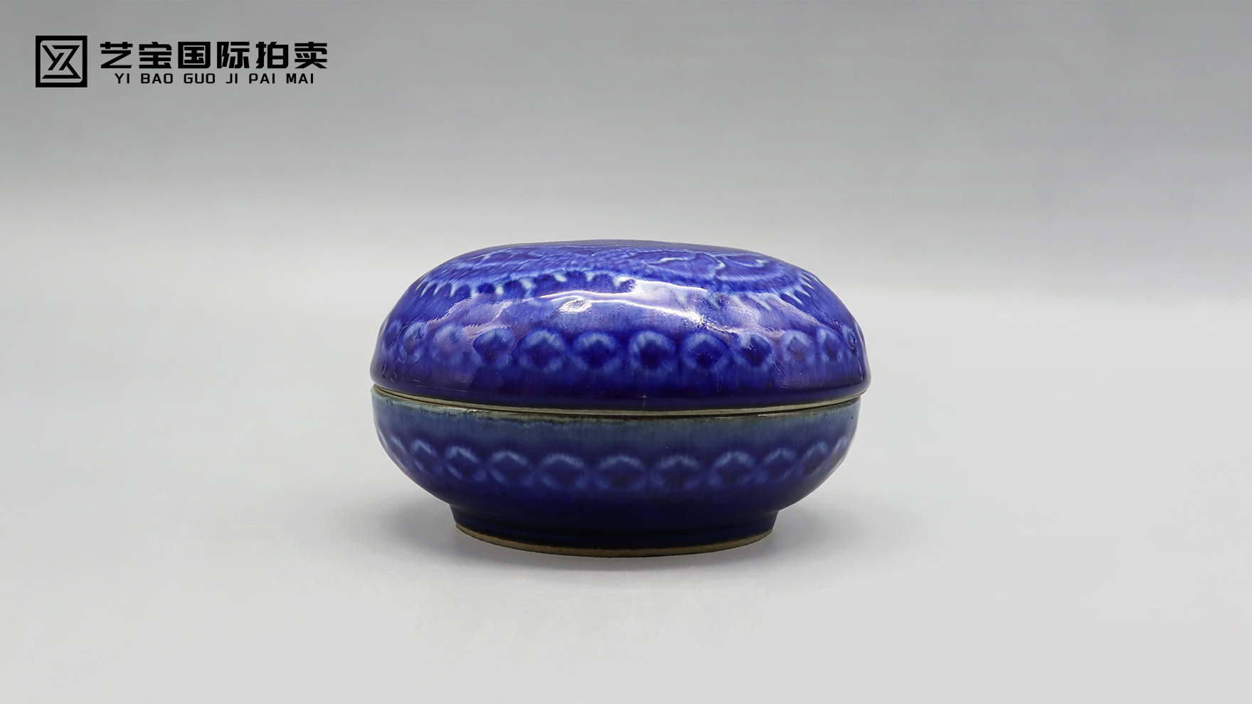 元祭蓝釉堆塑龙纹粉盒：钴蓝釉里的蒙元气象