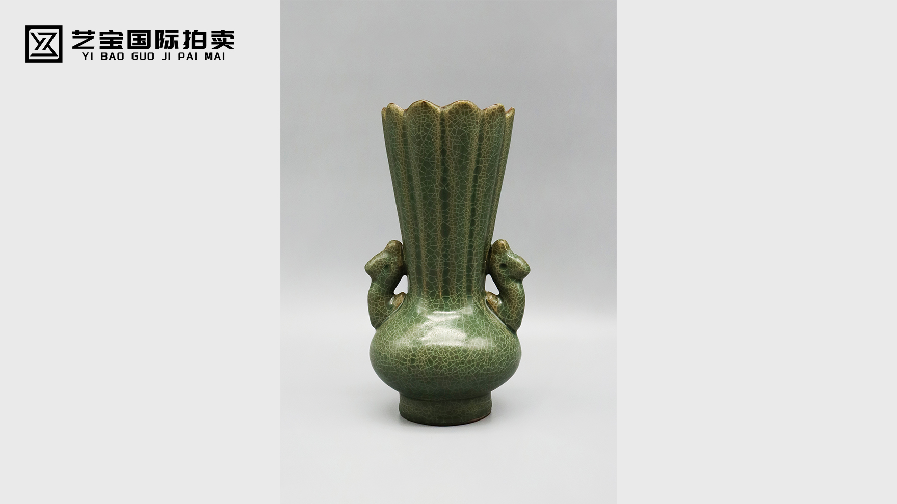 《釉里青苍，瓶中凤仪：官窑双凤耳瓶的宋代美学与千年匠心》