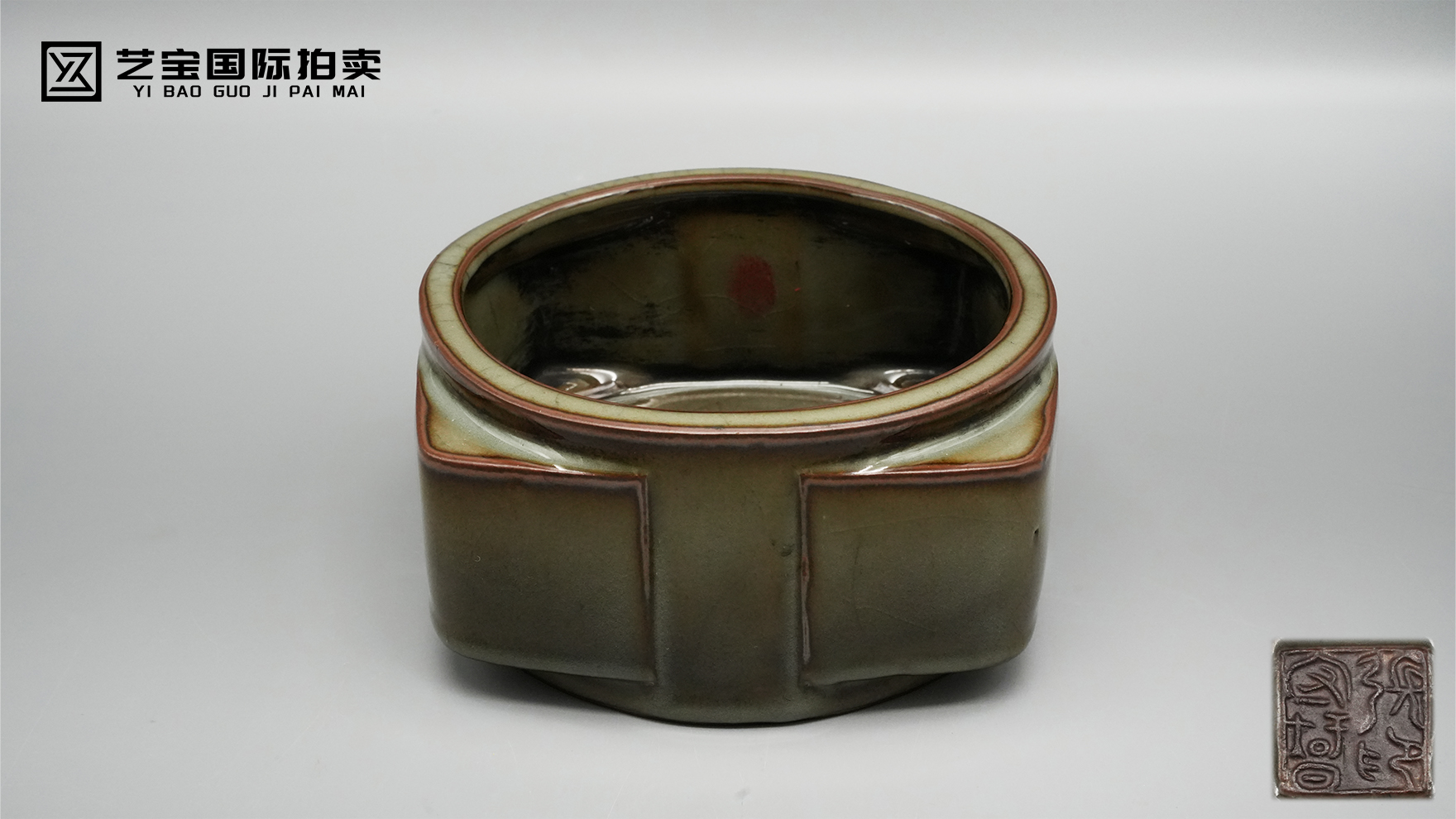 守智琮韵：当代青瓷文房的“礼器式”藏品——张守智款琮式洗