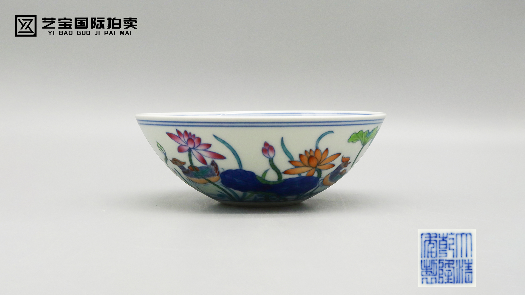 清乾隆 斗彩满池娇纹卧足碗：瓷上江南，一眼千年