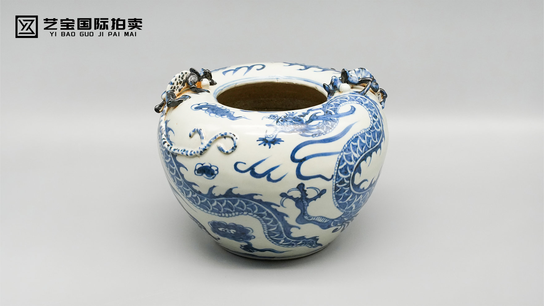 元青花云龙纹堆塑双魑水盂：案头里的元代蓝白风骨