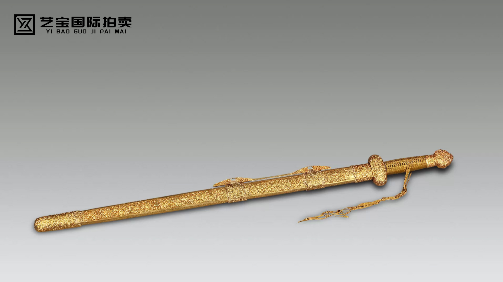 清乾隆 铜鎏金八宝云蝠纹剑