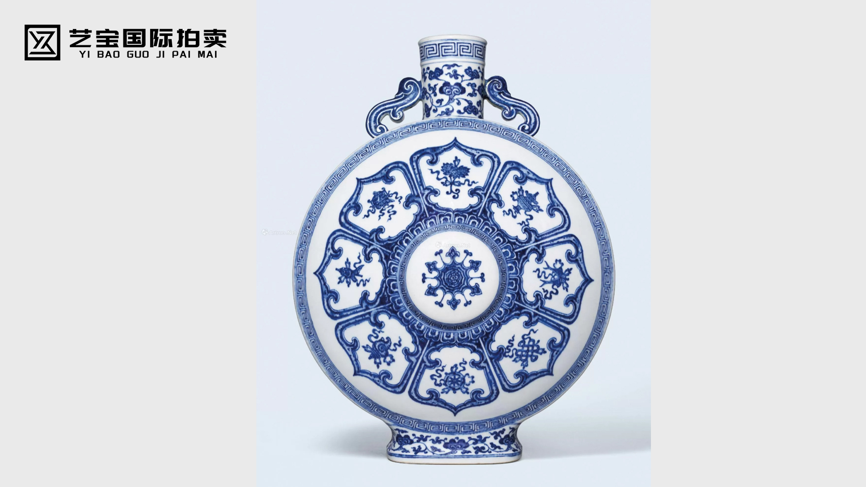 清乾隆 青花八吉祥抱月瓶