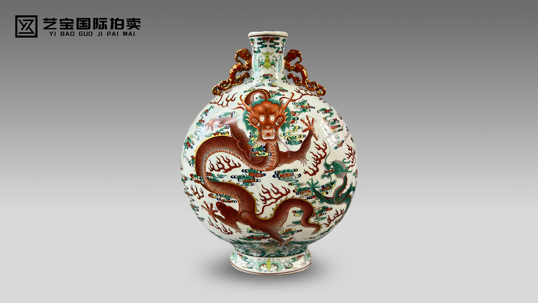 清乾隆斗彩矾红苍龙教子抱月瓶