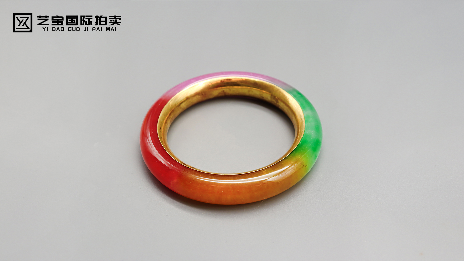 乾隆年翡翠冰种春彩飘花玉镯