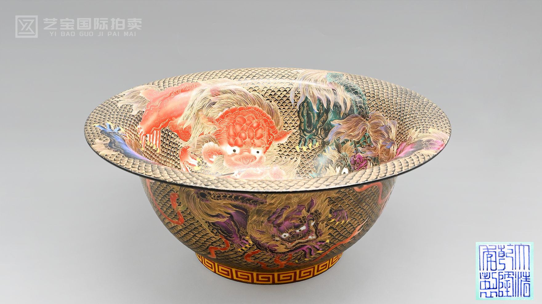 粉彩描金麒麟纹撇口大盆