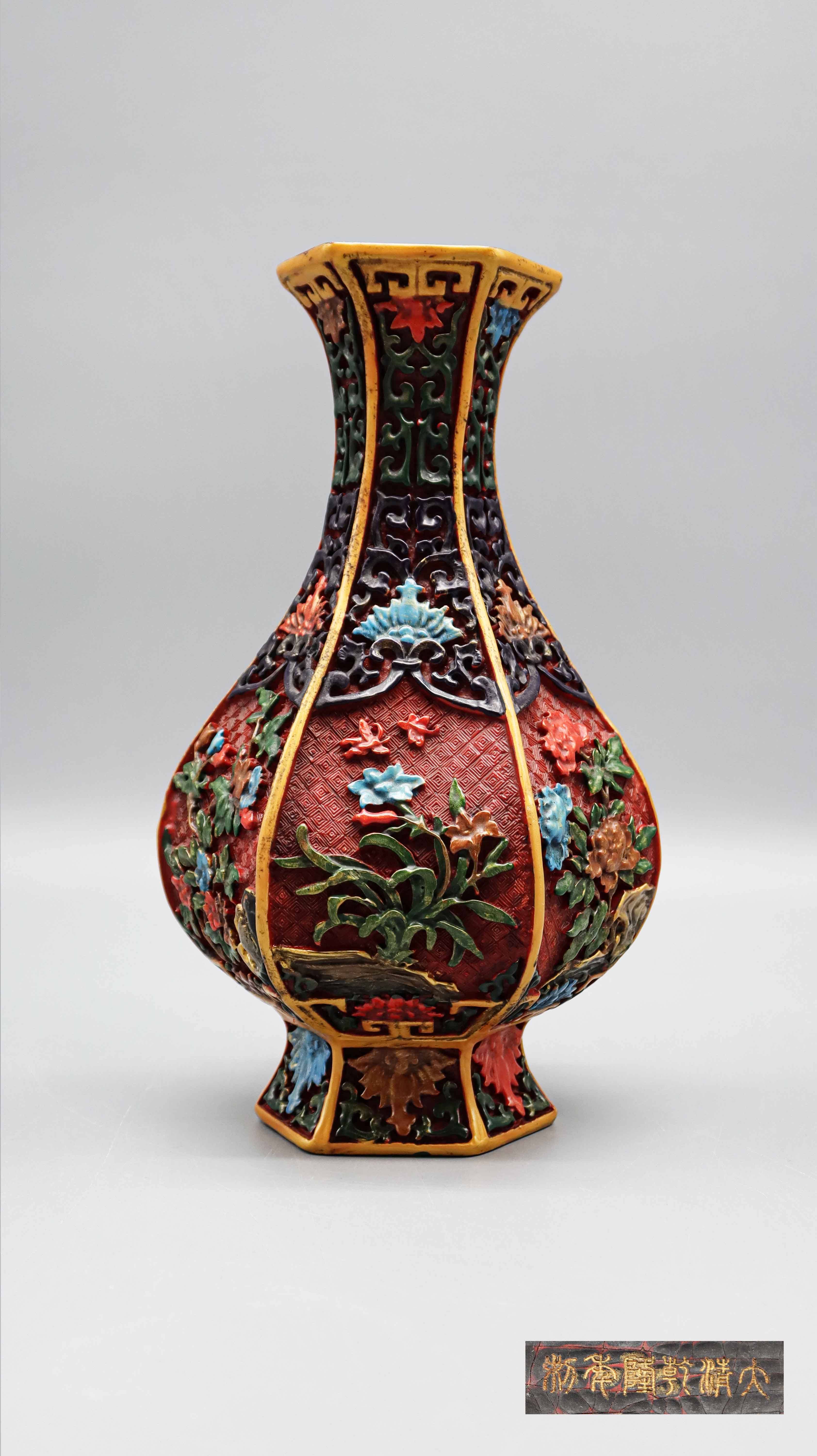 清代 清乾隆 雕漆花卉纹牡丹六棱瓶 精品场.jpg