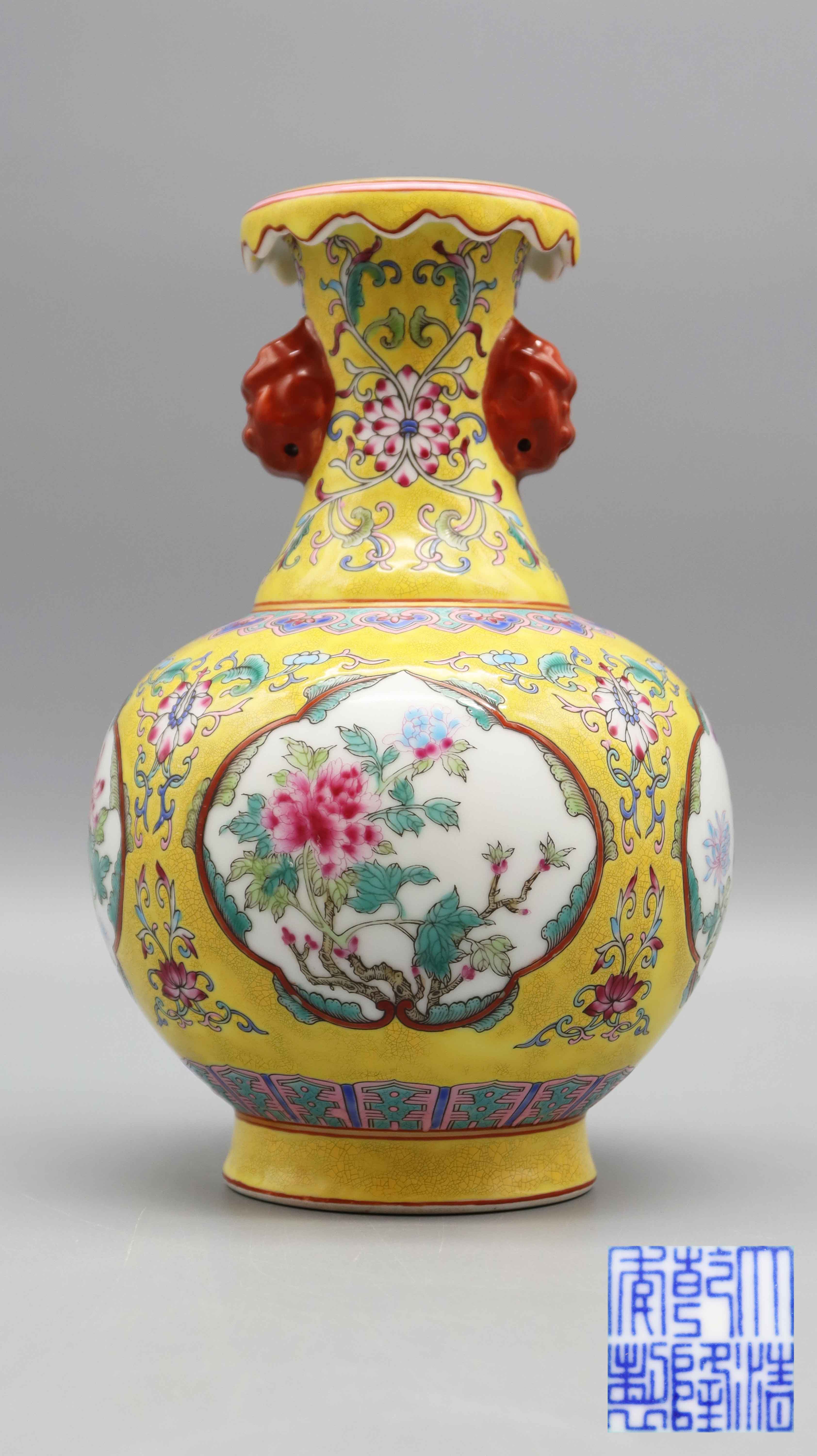 清代 珐琅彩开窗花卉纹双耳瓶 精品.jpg