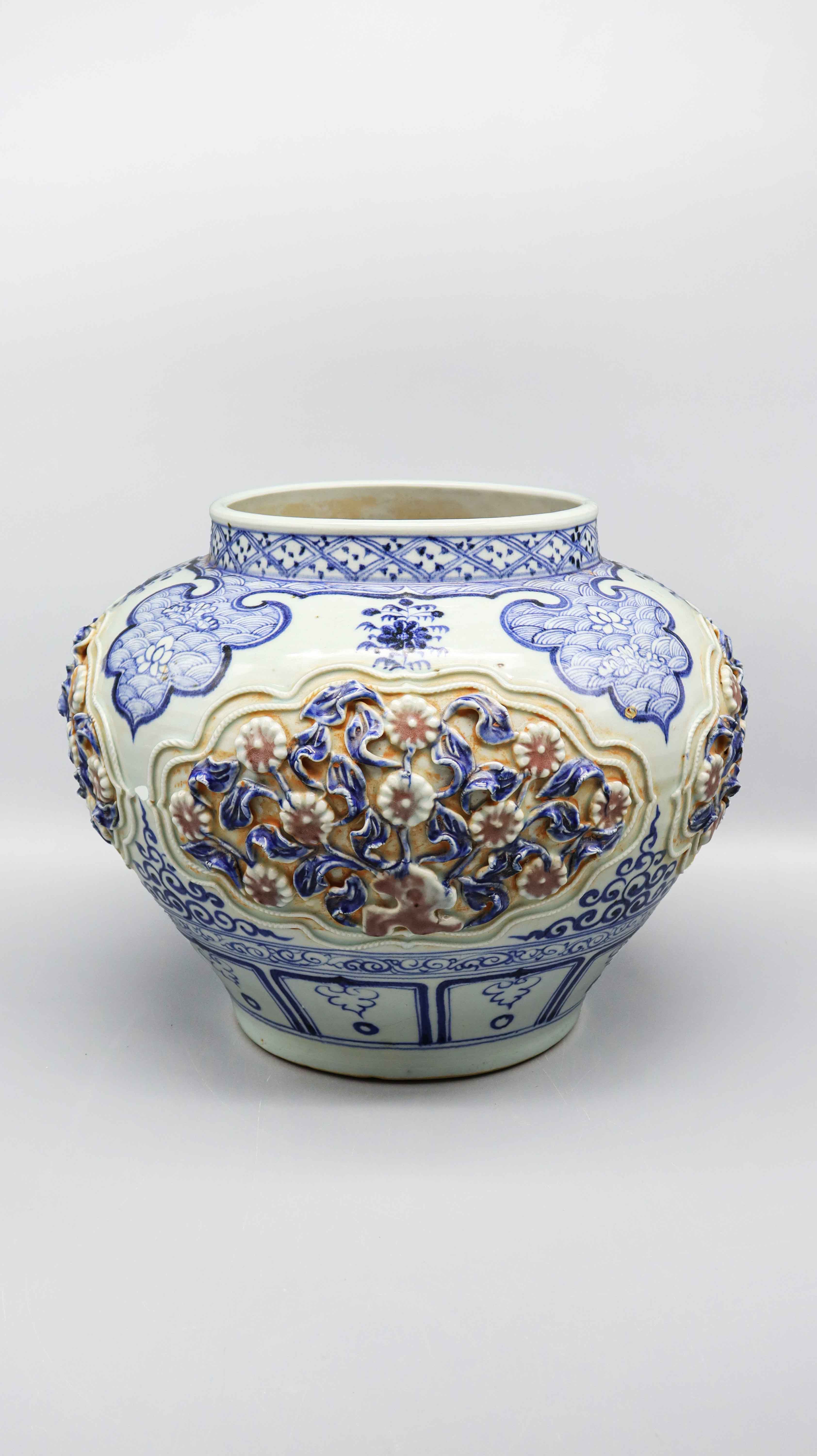 元 青花釉里红镂空雕罐 夜场.jpg