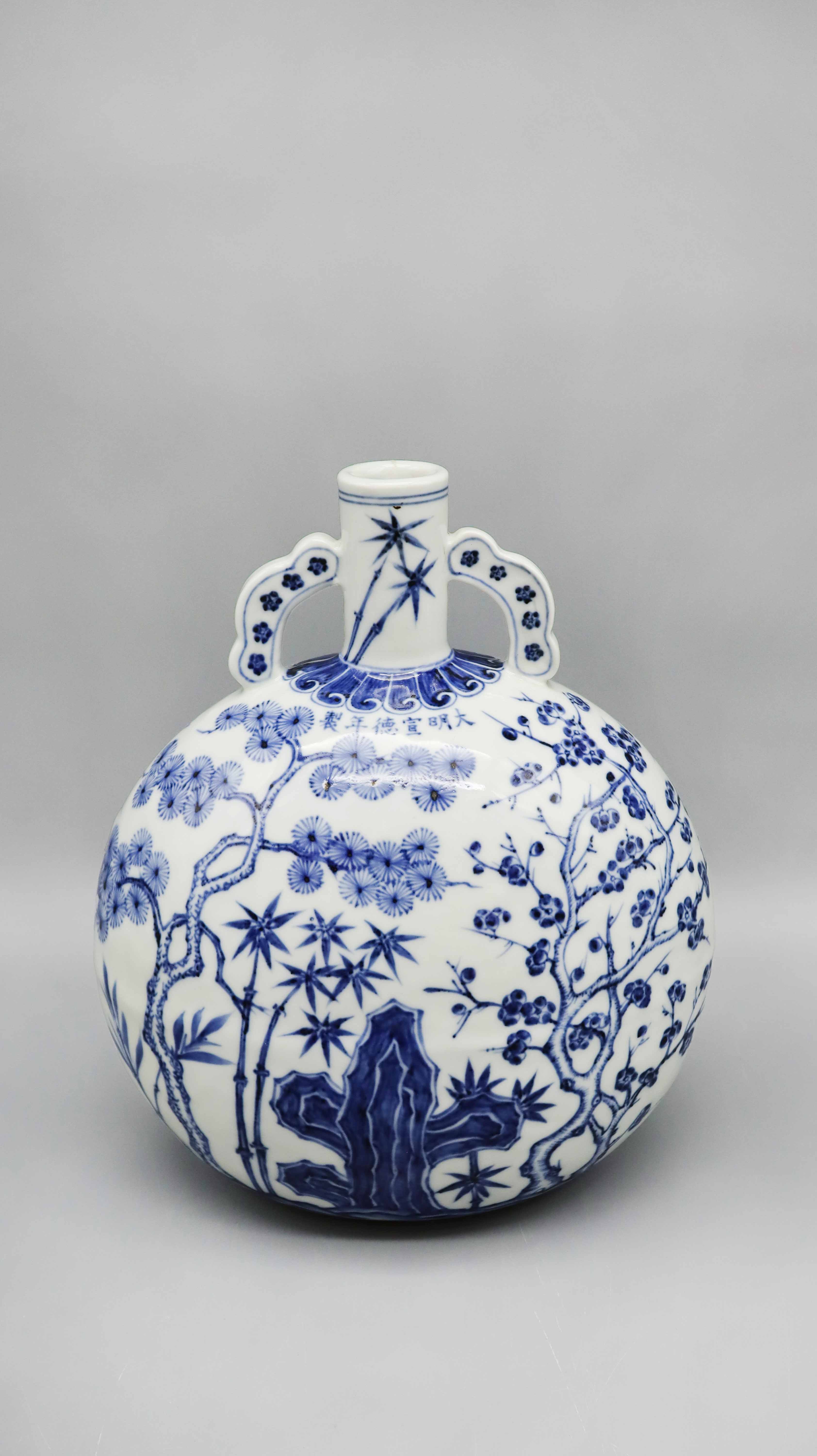 明宣德 岁寒三友抱月瓶.jpg