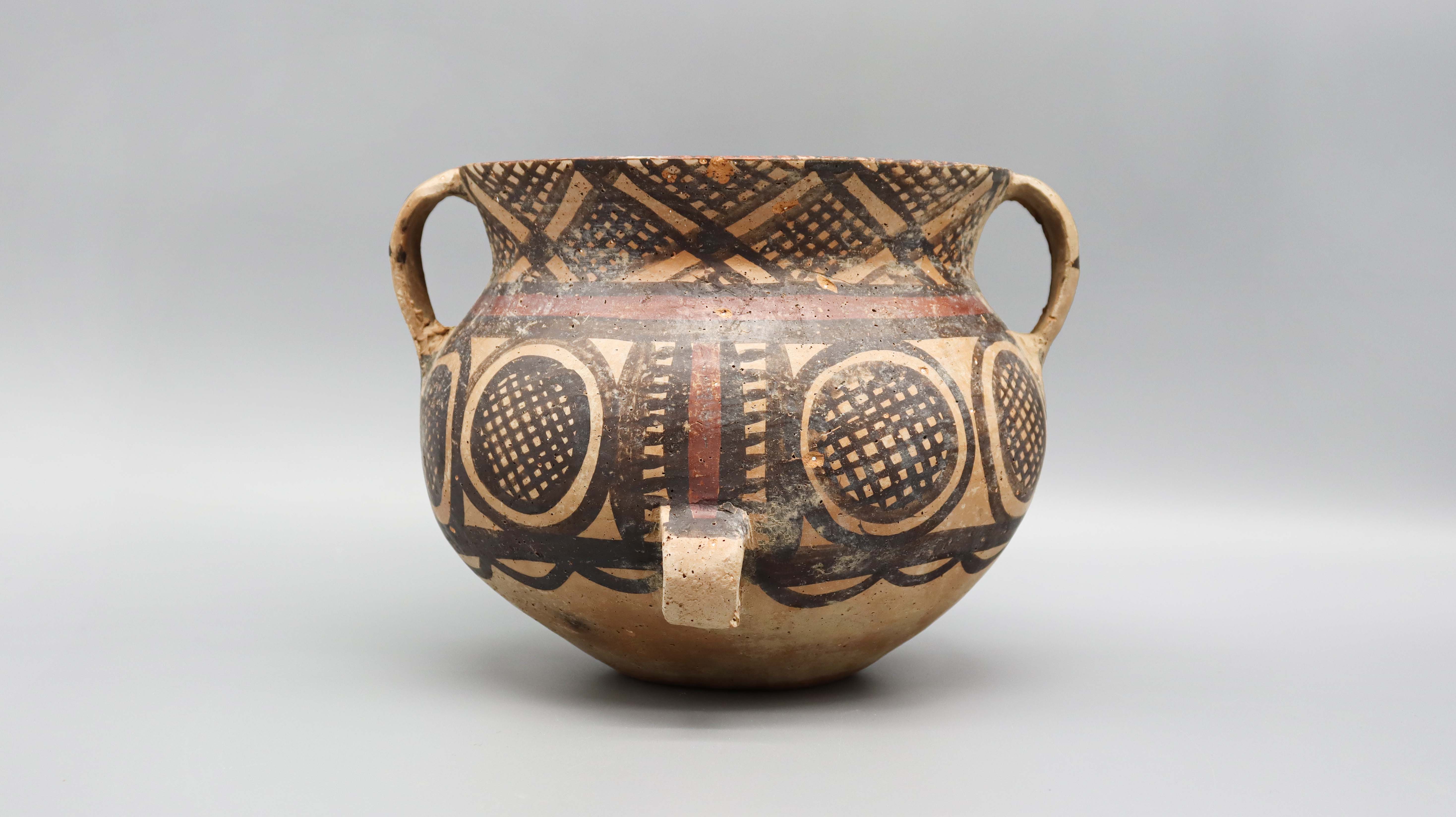 1022-马家窑彩绘几何纹双系耳罐-杨鑫.jpg