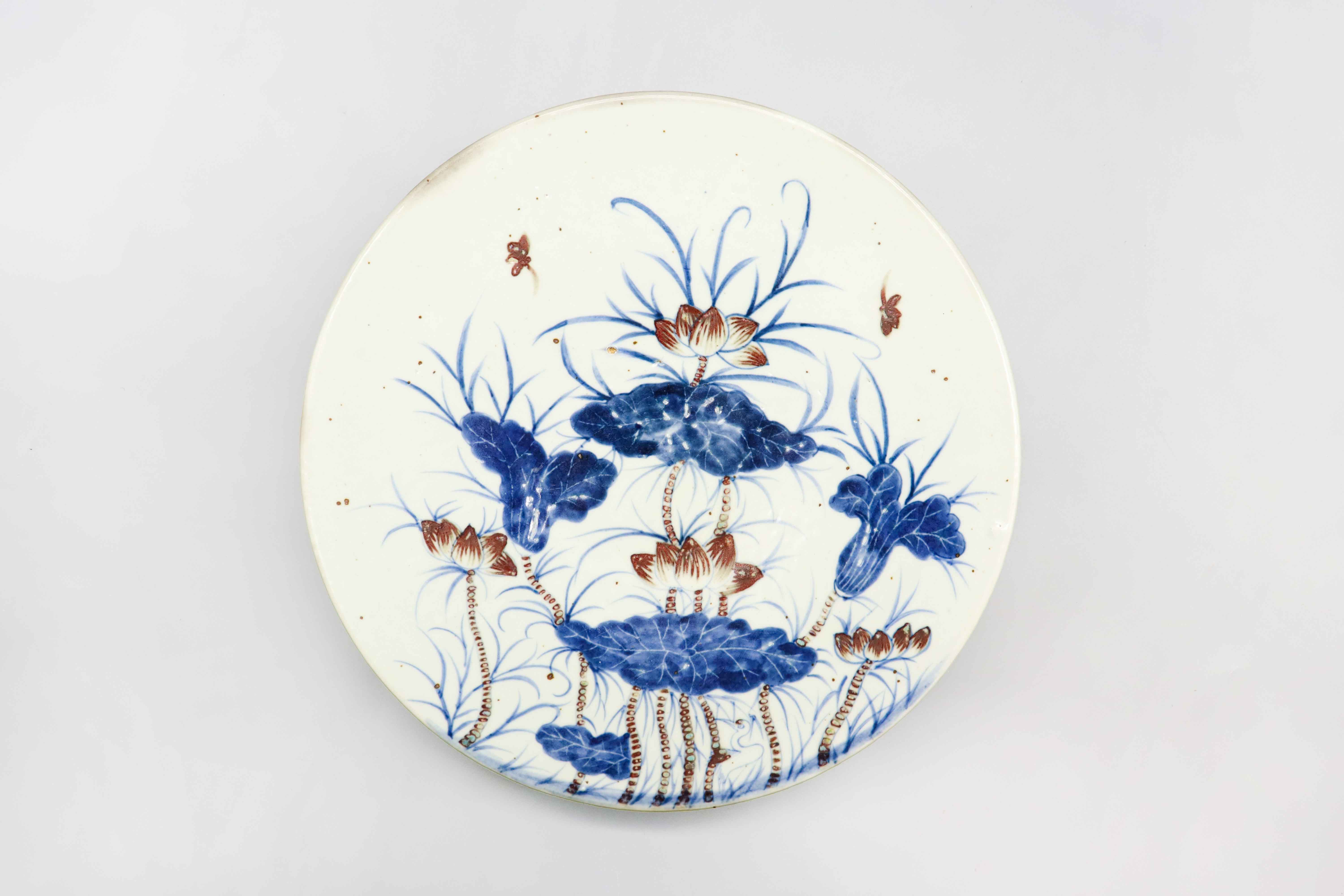 1101-清代青花釉里红荷花纹盘-戴宏霞.jpg