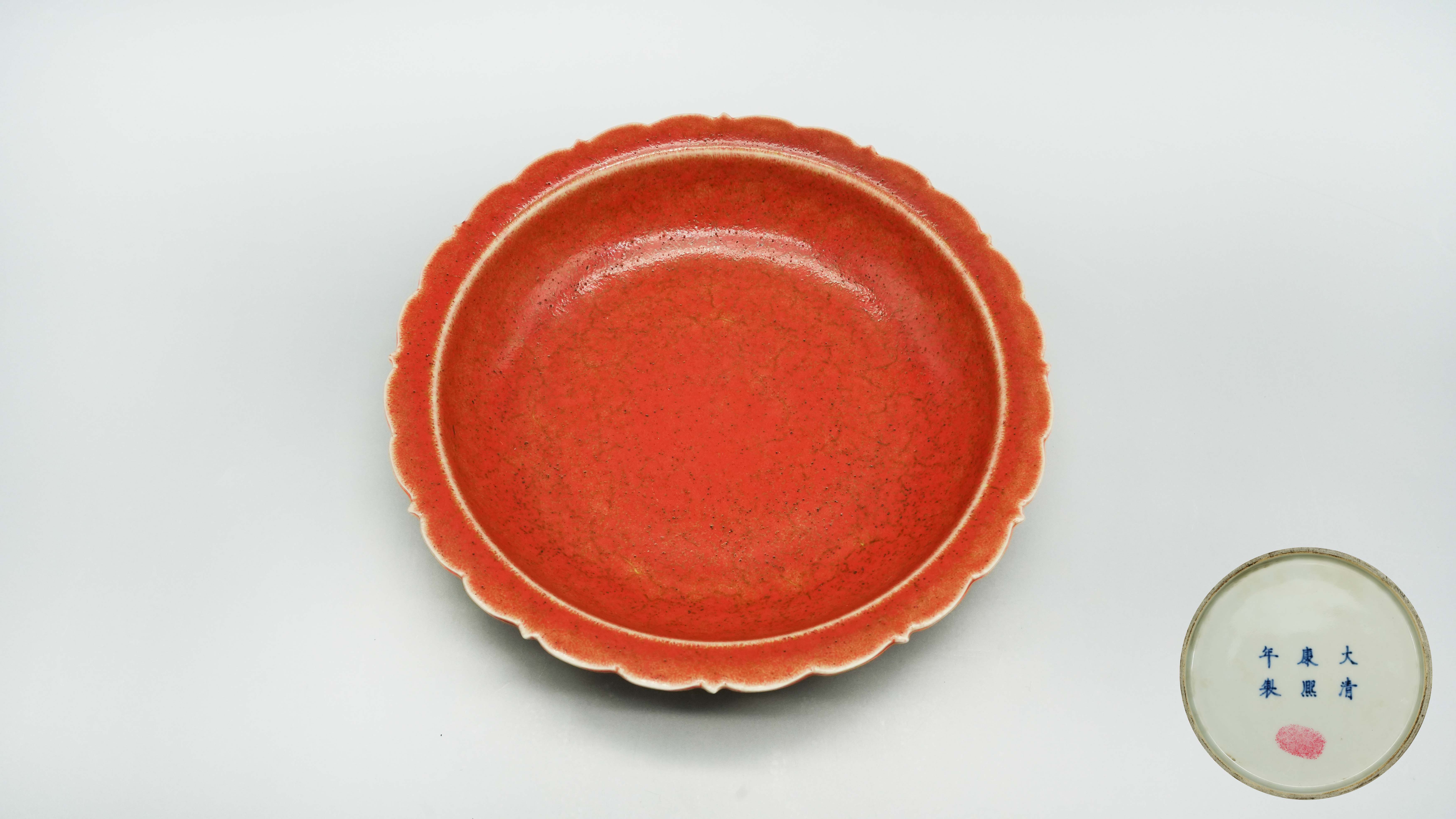 1127-清康熙豇豆红釉折沿葵口盘-陈春梅.jpg