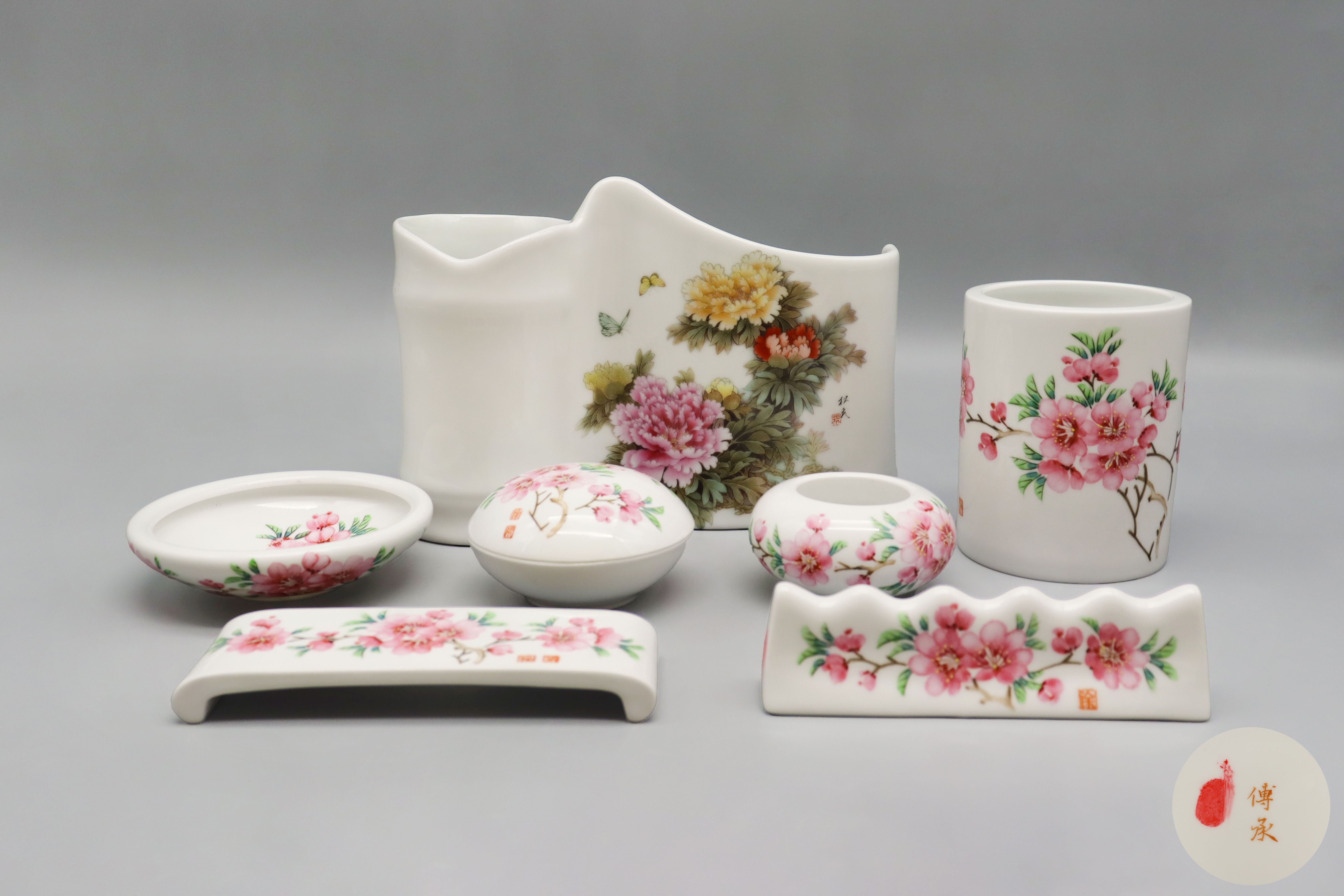 1122-张松茂、徐亚凤粉彩花卉文房六宝七件一套-范燕宁.jpg