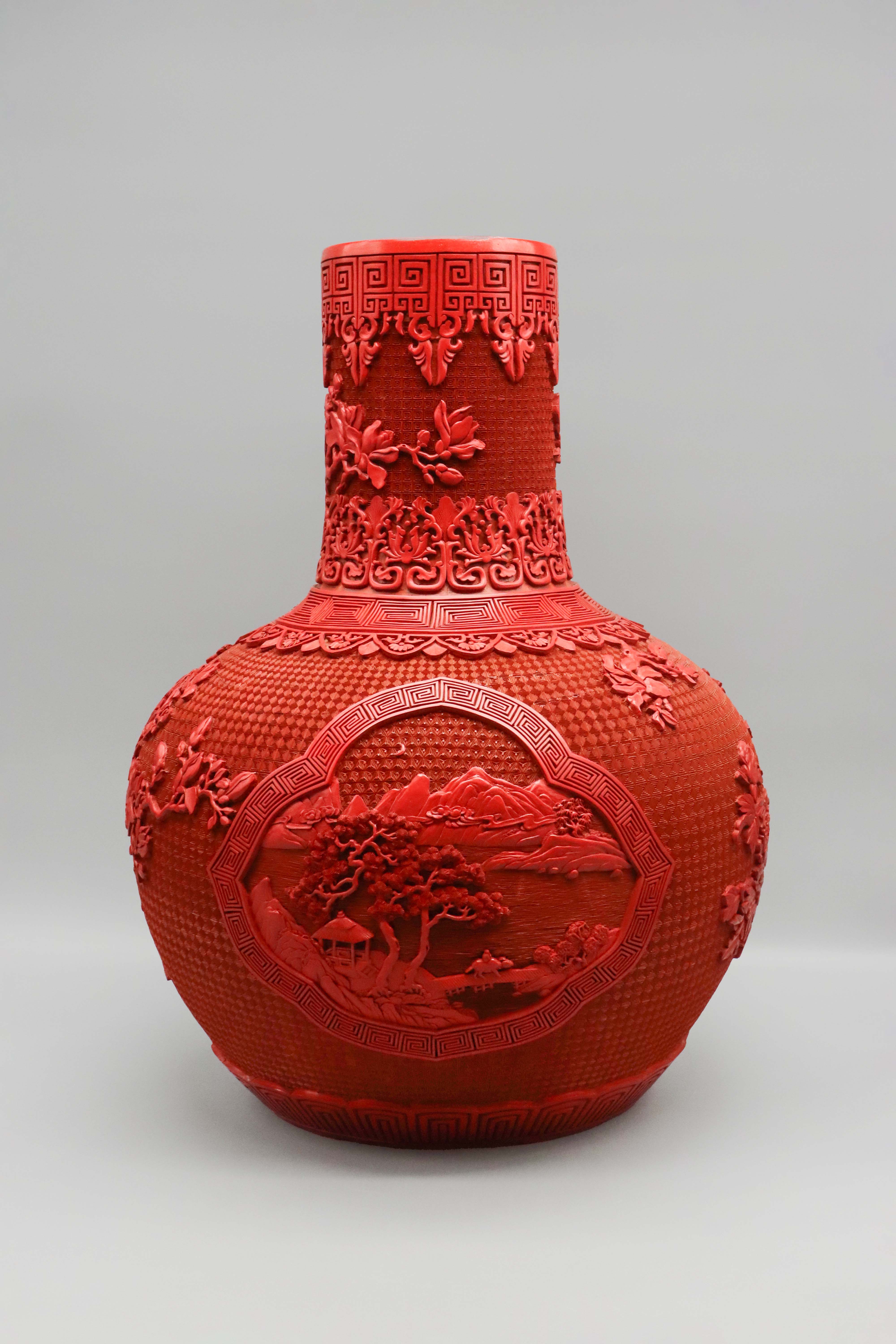 1215-红雕漆天球瓶-童兆鹤.jpg