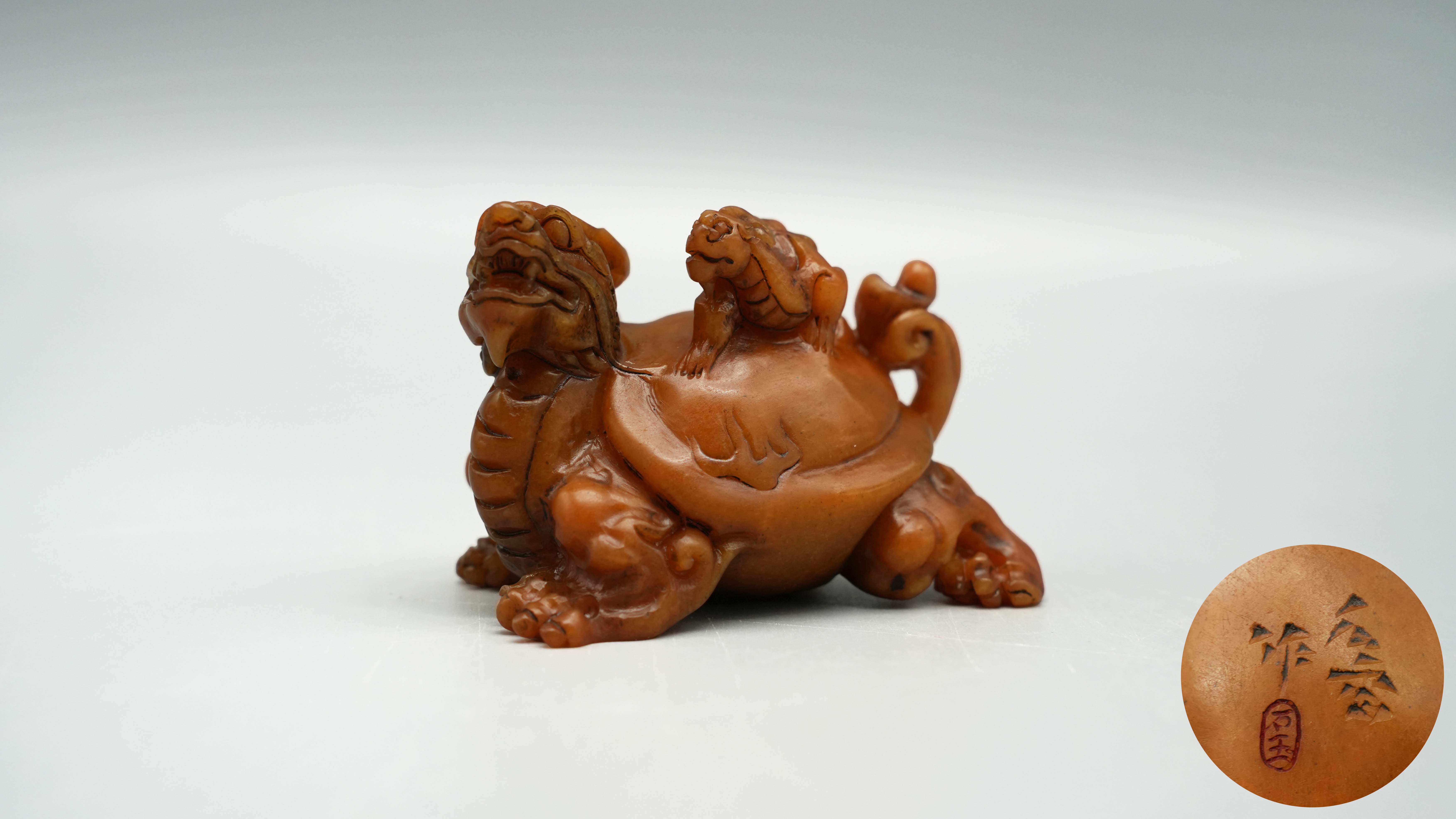 0119-寿山石螭龙龙龟子母摆件-诸葛通慧.jpg