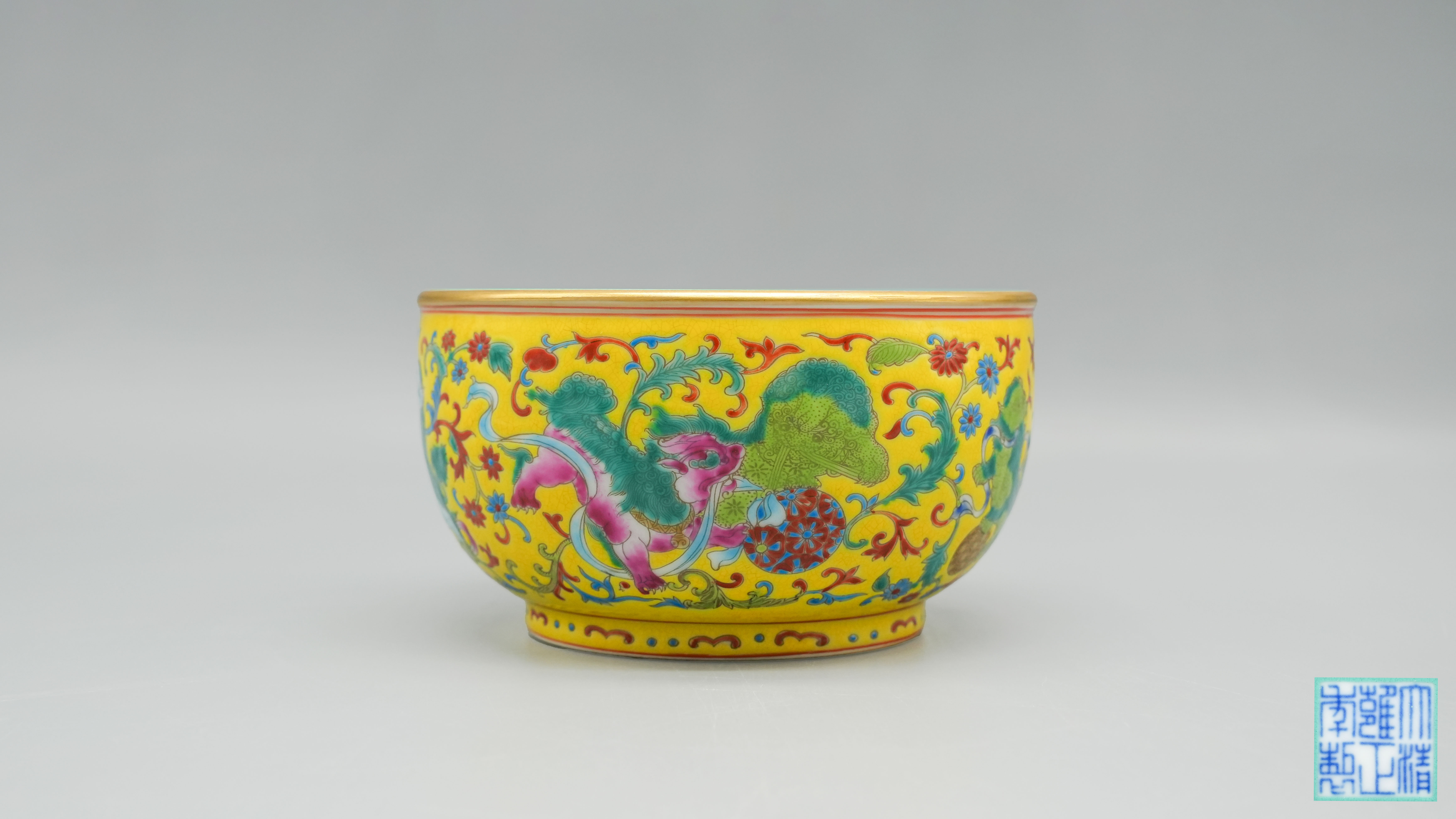 0129-雍正黄地珐琅彩狮子绣球纹碗-王全乐.jpg