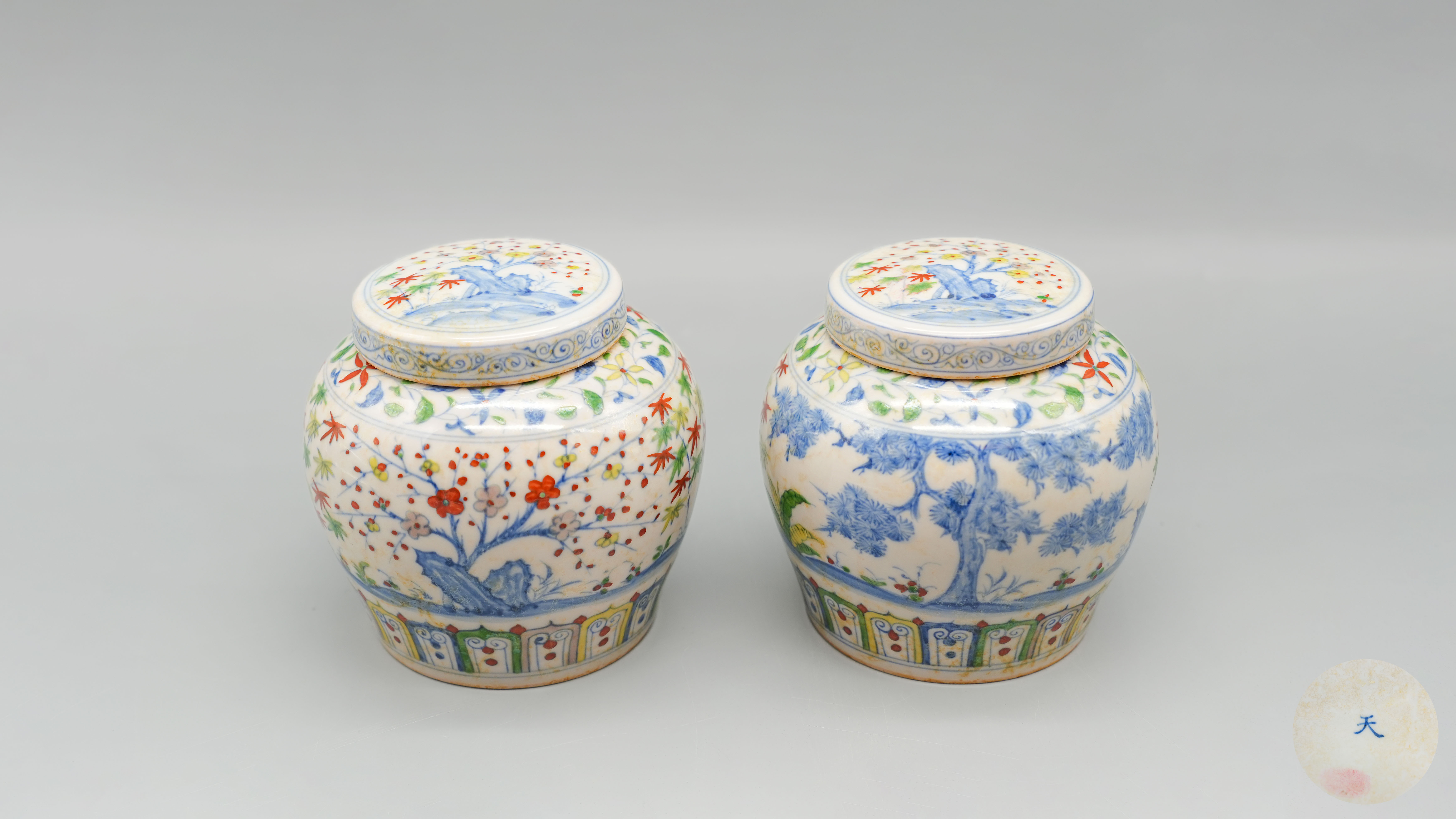 0309-成化斗彩岁寒三友纹天字盖罐一对-孔碧珊.jpg