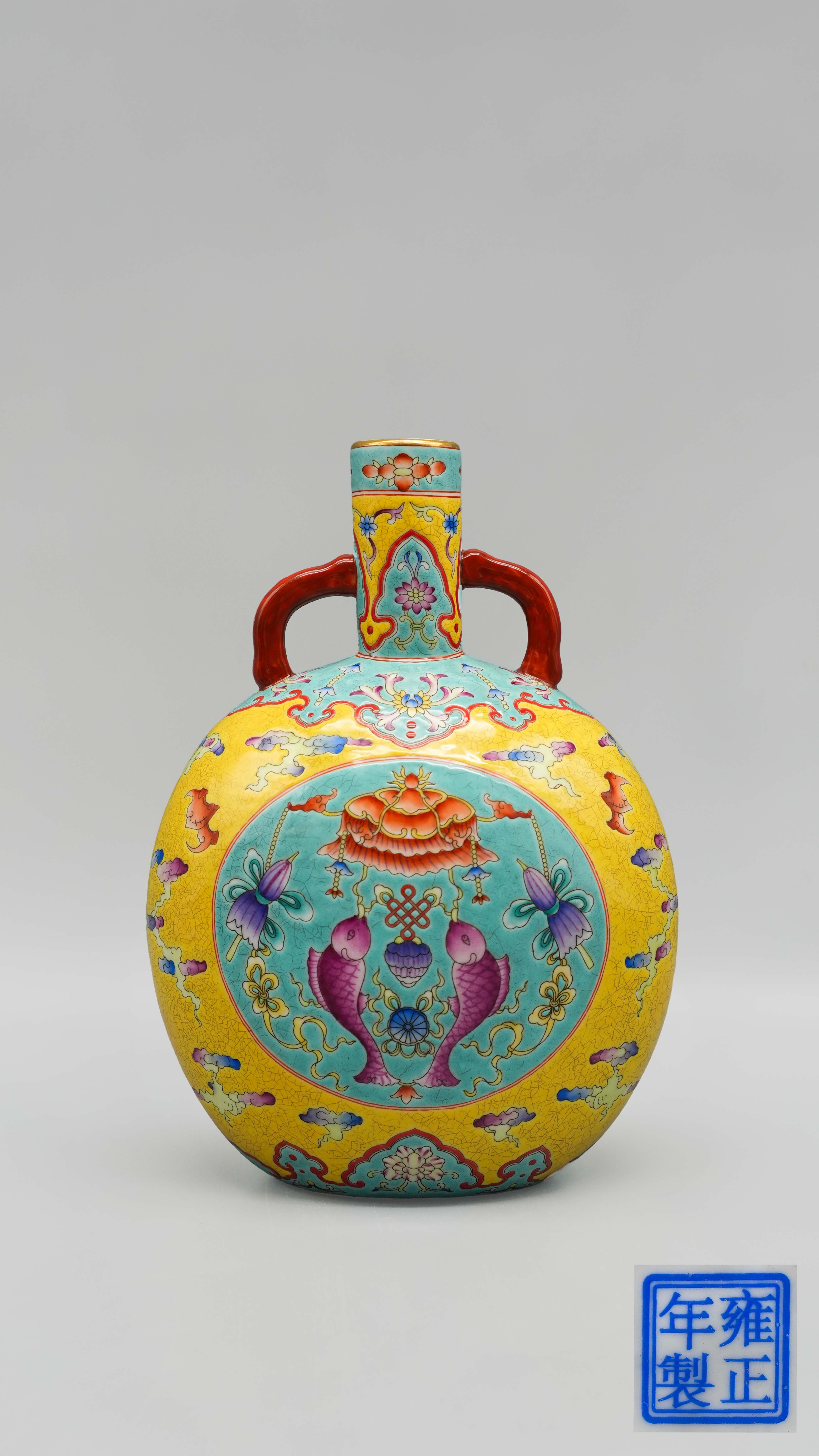 0305-雍正黄地粉彩开光吉庆有余图双耳扁瓶-朱伯龄.jpg